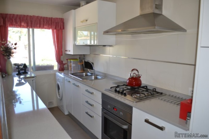 V1527 - A Tastefully Reformed Apartment.. - 2