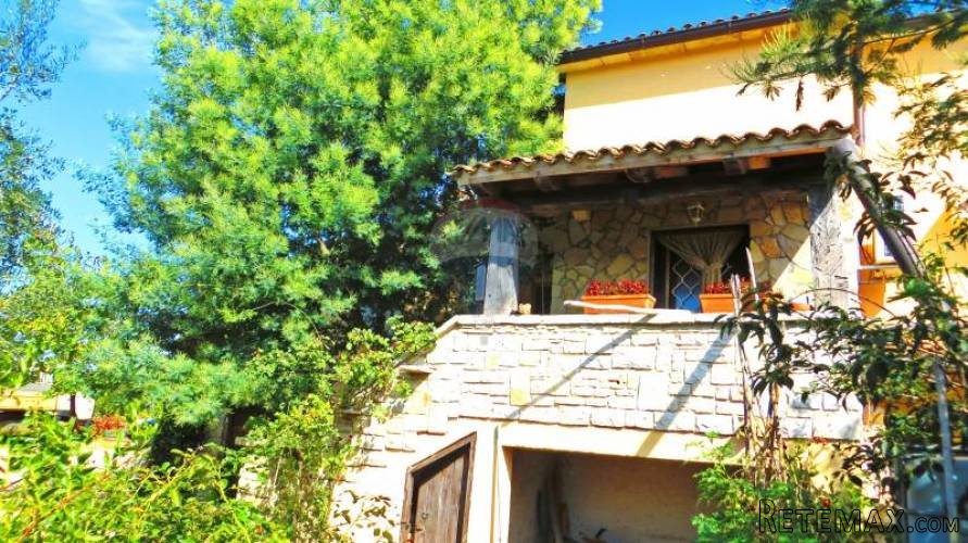 Kaštelir-samostojeća kuća okružena zelenilom - 5