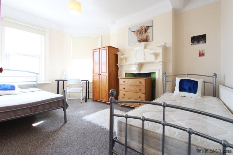 Twin with 2 single bed near Acton Town..