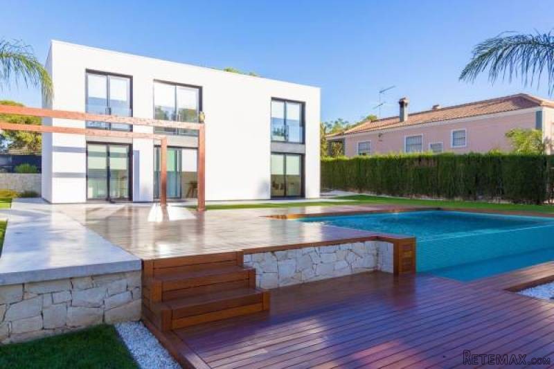 4 Bedroom 3 Bathroom Villa In..