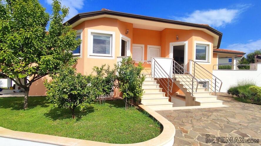 Istra,Lovrečica okolica,kuća s bazenom i apartmanima