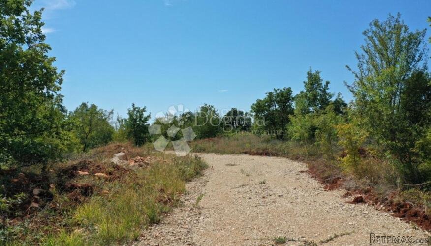 Prostrano poljoprivredno zemljište na rubu naselja - 2