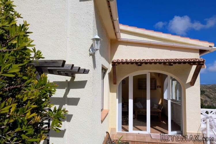 This villa for sale is located in the Girasoles area of.. - 2