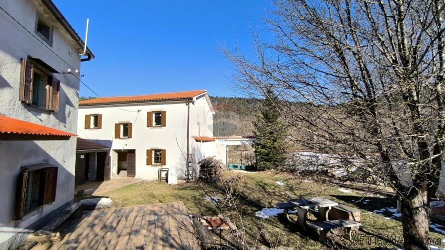 Istra, Ćićarija, dvije kamene kuće okružene netaknutom priro - 2