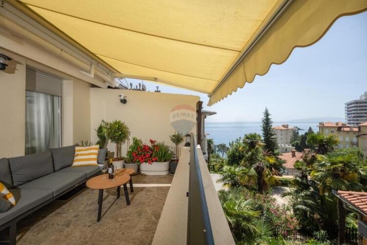 OPATIJA,CENTAR- stan s velikom terasom, blizu mora