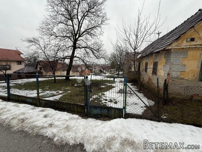 Građevinsko zemljište sa dvije kuće za renovaciju