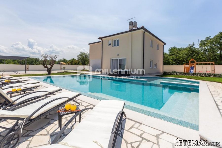 Istra, Umag, vila s bazenom i velikom okućnicom