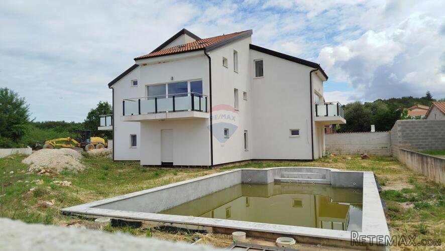 Višnjan, zgrada s četiri stana
