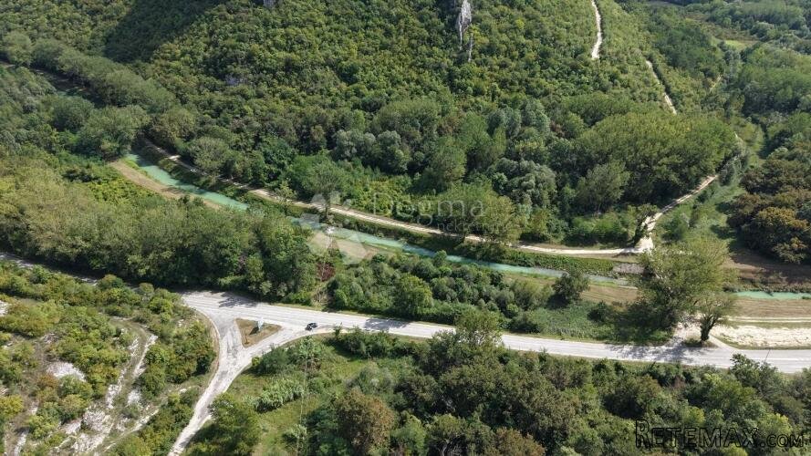 Pojoprivredno zemljište 1002 m2, uz rijeku Mirnu