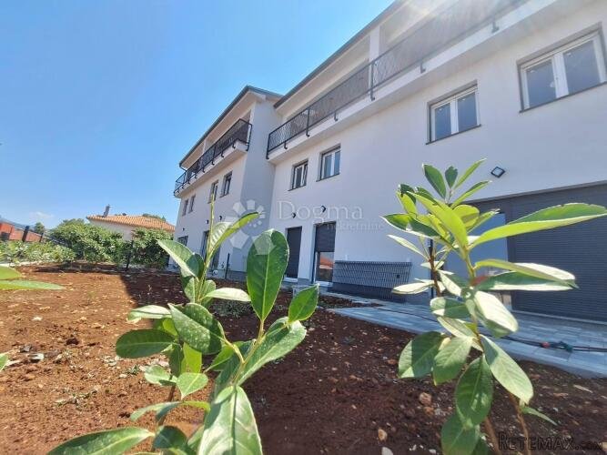 Novogradnja, apartman u prizemlju sa okućnicom, 120 m od mor
