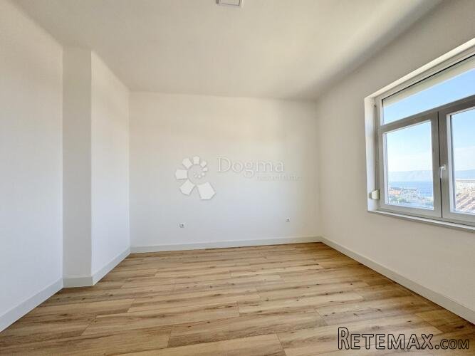 Perfect Blend of Style and Location – Fully Renovated Apartm - 3