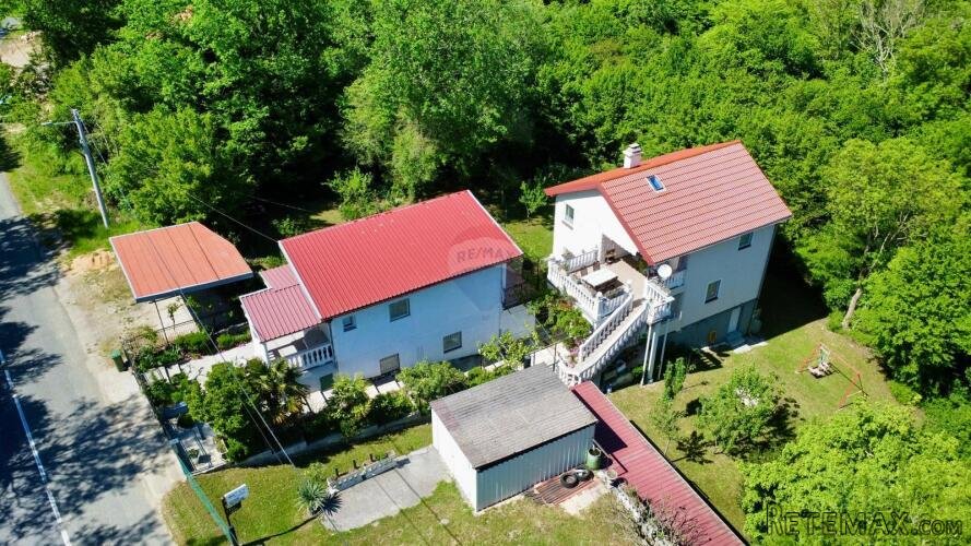 Crikvenica, Tribalj- 2 kuće sa 4 stana u zelenilu