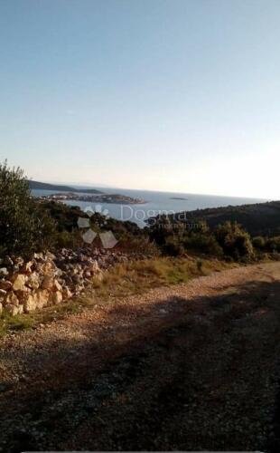Poljoprivredno zemljište s pogledom na more