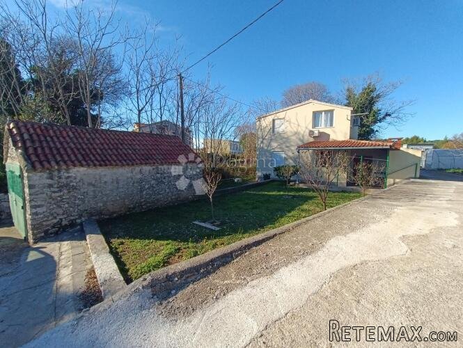SAMOSTOJEĆA KUĆA NA ŠOLTI
