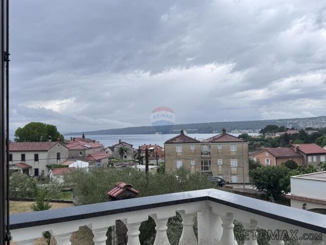 OTOK KRK-MALINSKA ,kuća sa 5 apartman 100 metara do mora
