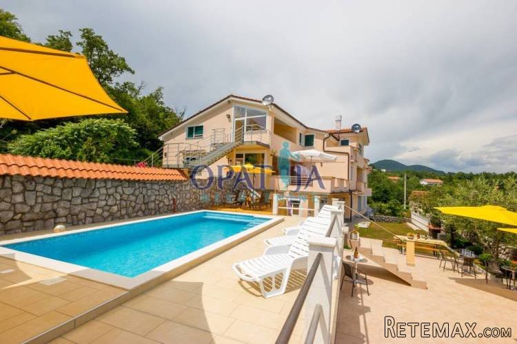 Obiteljska villa s bazenom