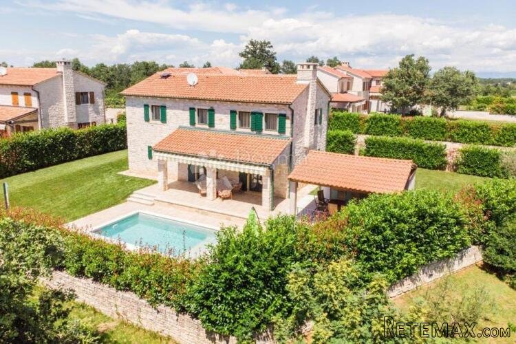 Višnjan - kamena vila s bazenom i četiri spavaće sobe