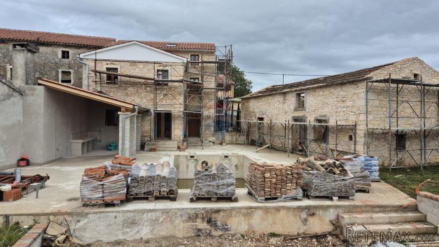 Istra, Žminj okolica - djelomično adaptirana kuća sa dvorišt