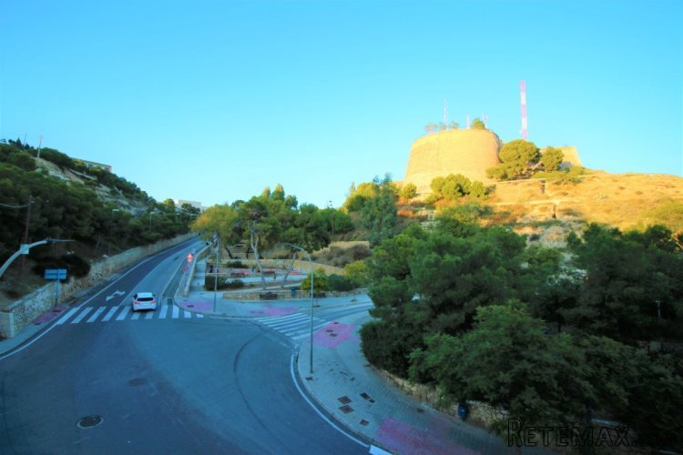 El apartamento se ubica muy cerca del centro de Alicante y.. - 2