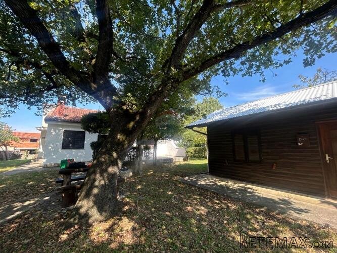 Poreč, samostojeća kuća sa objektom i velikim zemljištem 500 - 2