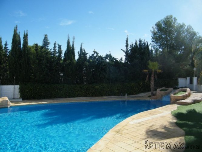 This nice and well presented town house is located on the.. - 2
