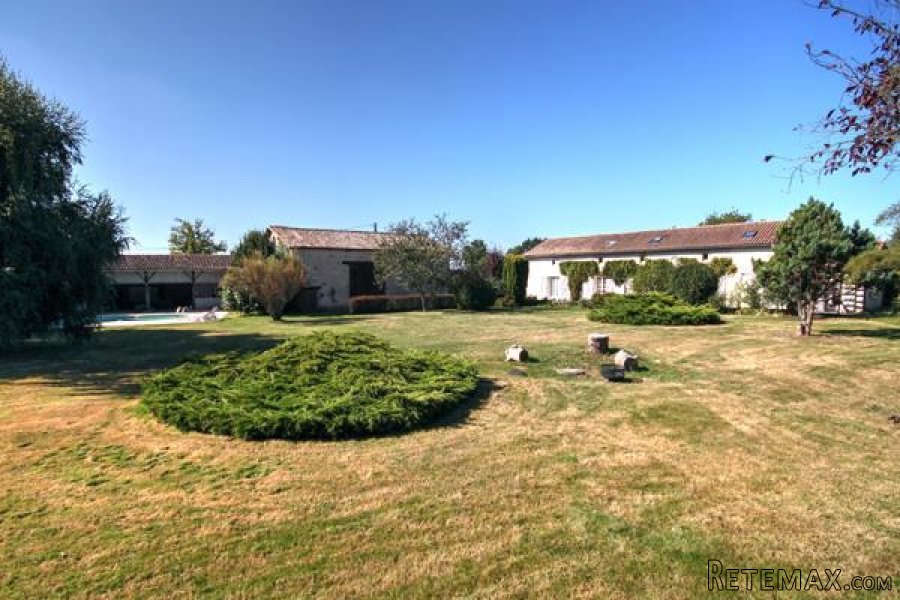 Clussais-la-Pommeraie (79) - Beautifully presented 5 bed/4bath..