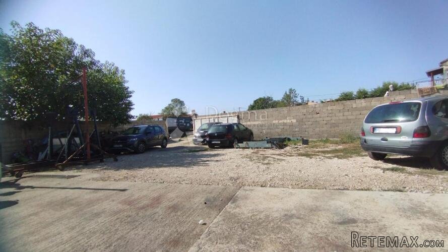PROSTRANA GARAŽA NA DOBROJ LOKACIJI