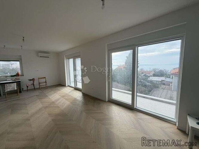 Moderan, izuzetno prostran stan 110m² – Kostrena