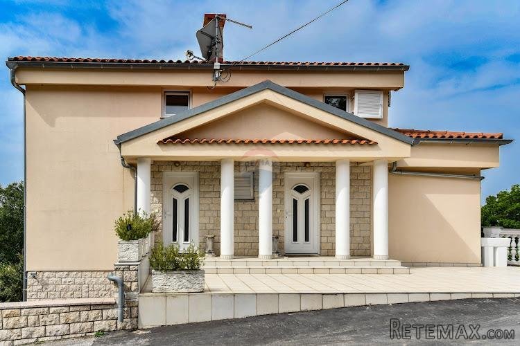 Crikvenica,zaleđe- kuća sa 3 stana, pogledom na more i bazen
