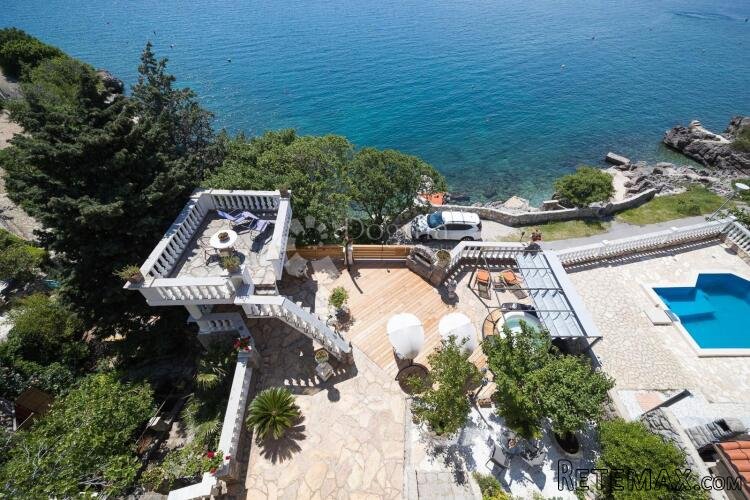 ESKLUZIVNA VILLA TIK UZ MORE
