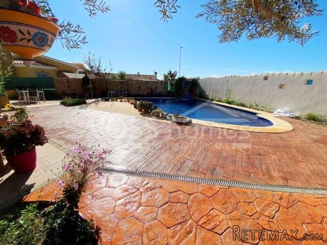 NEW LISTING TO VOSS HOMES - An impressive and large 4 bed.. - 5