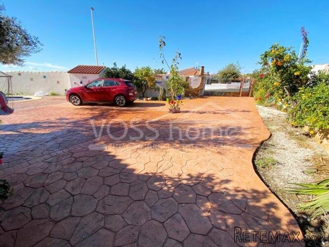 NEW LISTING TO VOSS HOMES - An impressive and large 4 bed.. - 8