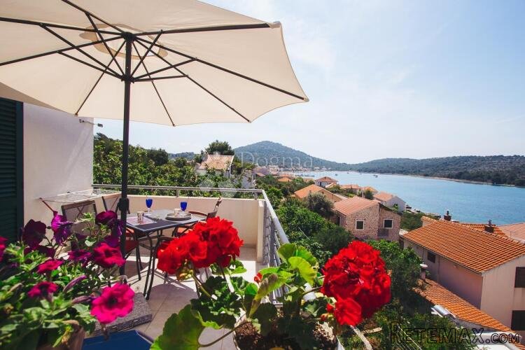 OTOK KAPRIJE – Višestambena kuća s velikom okućnicom i pogle