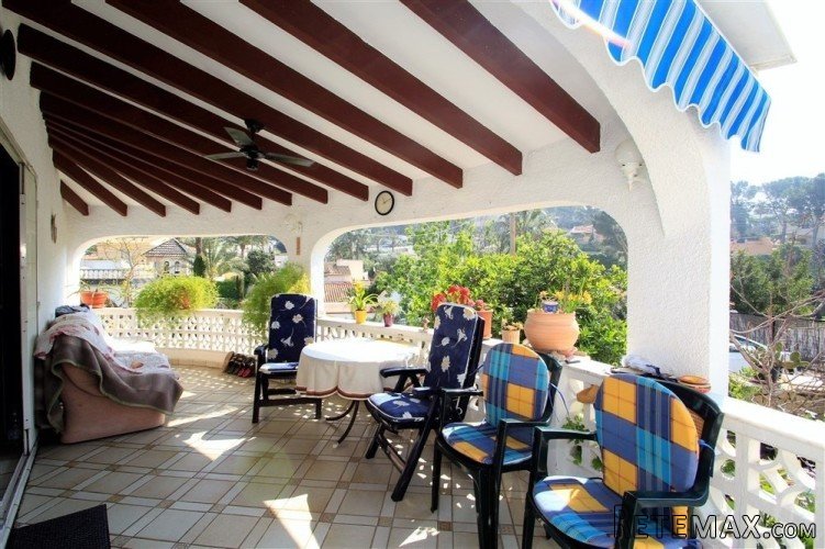 This well maintained property is located within walking.. - 2