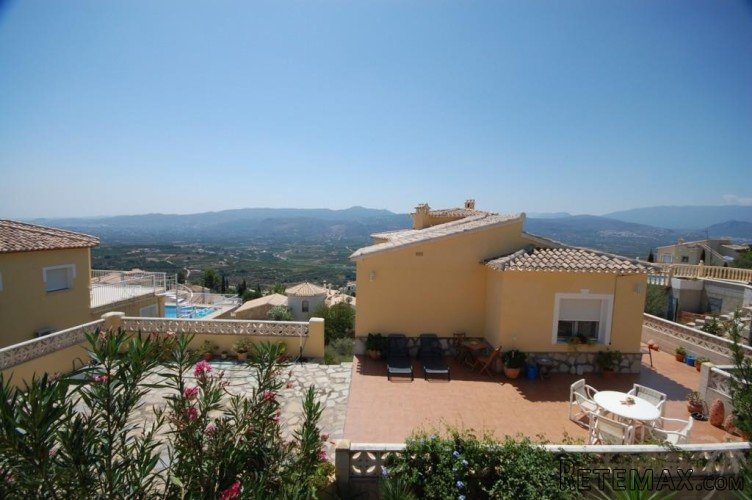 Enjoy the beautiful views across the hills to the sea from.. - 3