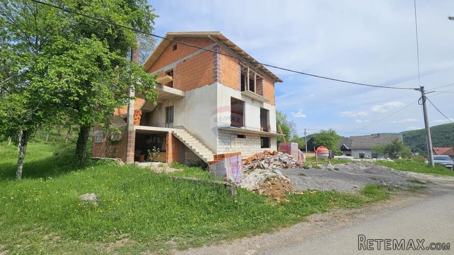Gorski Kotar, Vrbovsko, Kuća sa 800 m2 okućnice