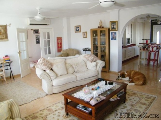 This immaculate six bedroom detached villa is located on.. - 3