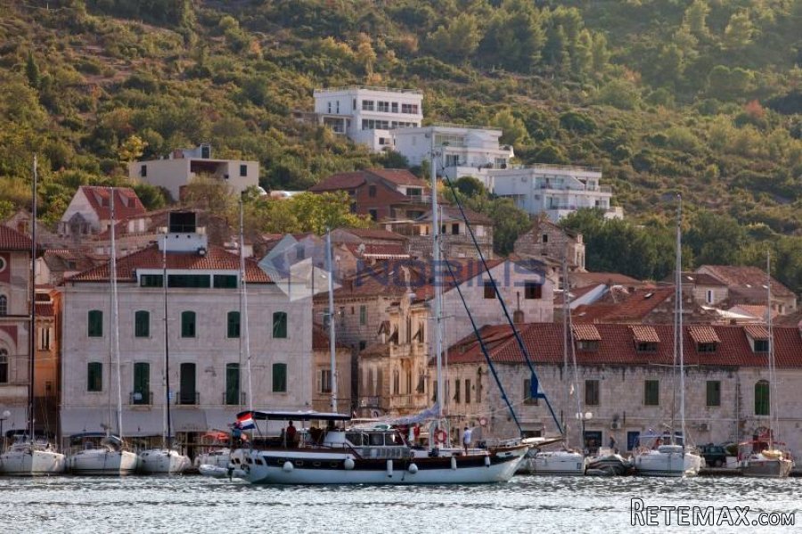 Vis - kuća 300 m2 + 1.700m okućnica + bazen - 3