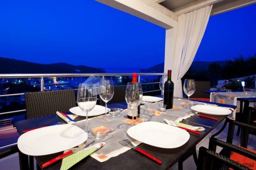 Vis - kuća 300 m2 + 1.700m okućnica + bazen - 5
