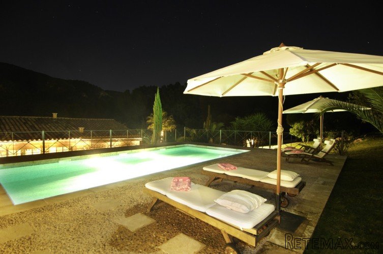 This stunning finca on a plot of 18.500 m² has amazing..