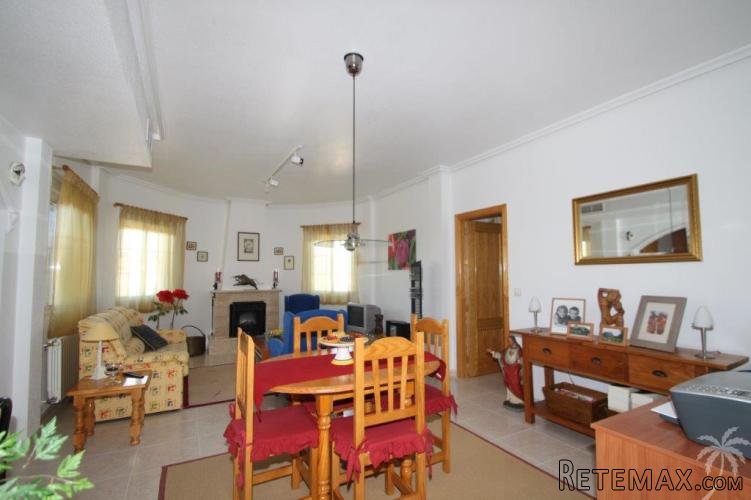 This well maintained villa is located between the city of.. - 2