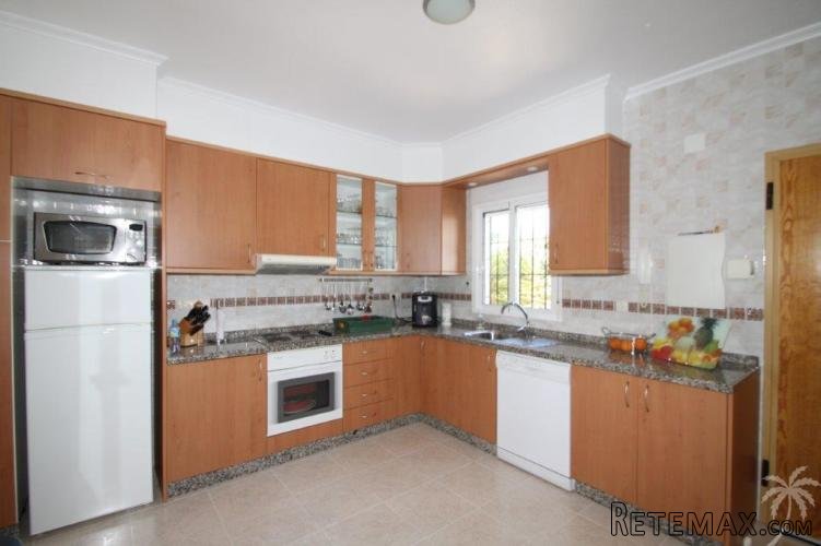 This well maintained villa is located between the city of.. - 3