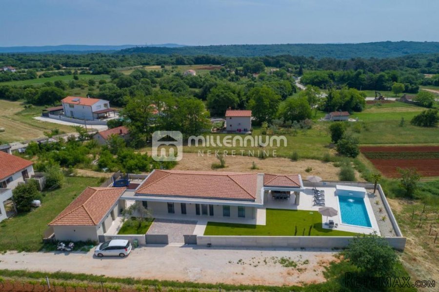 Istra, okolica Pule, prekrasna kuća s bazenom
