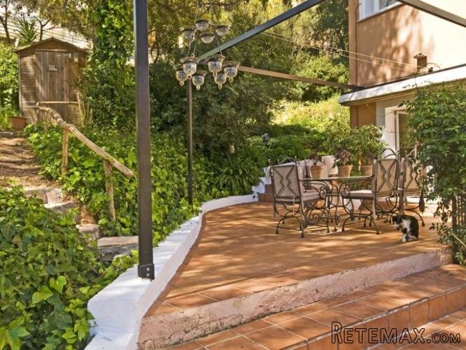 The property offers a 180m2 spread across 2 floors with a.. - 2