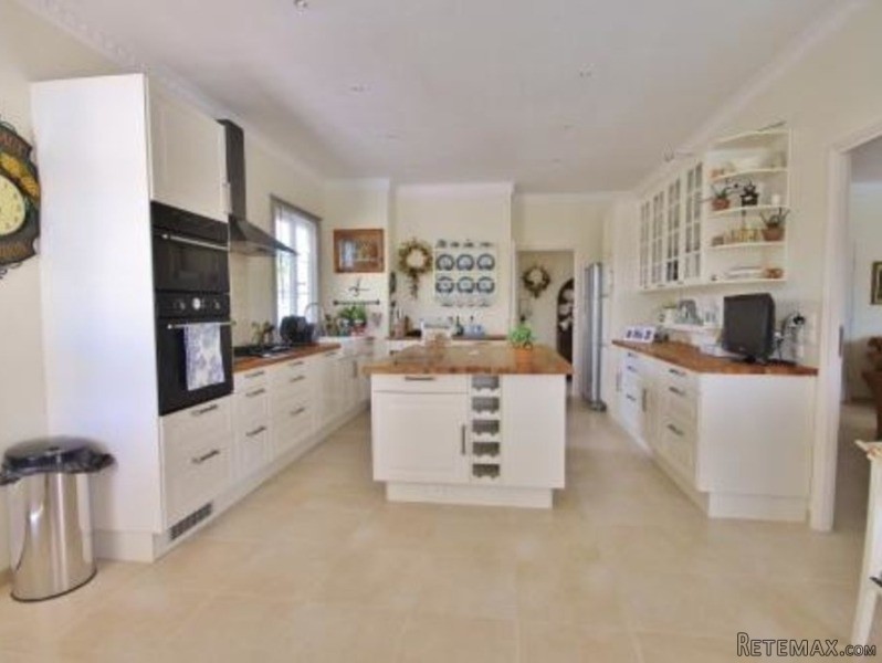 Light And Spacious Property Has Been.. - 2