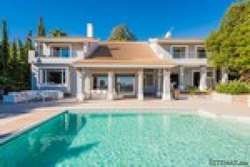 4 Bedrooms - Villa - Malaga - For Sale