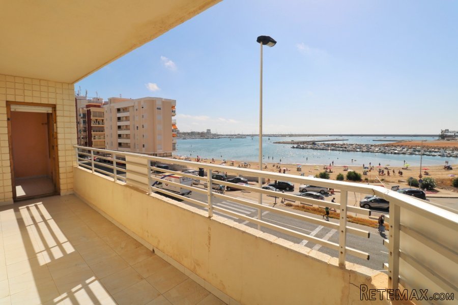 Apartamento en Torrevieja, en primera línea frente a..