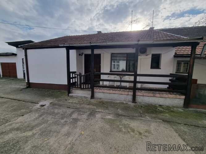Kuca i pomocni objekti 220m2,plac 11ari - 11