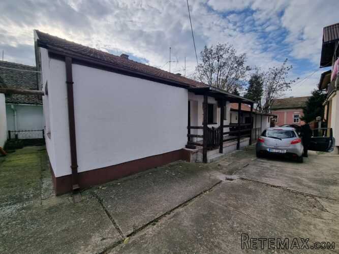 Kuca i pomocni objekti 220m2,plac 11ari - 12