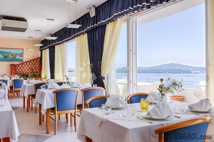PREKRASAN OBITELJSKI HOTEL SA RESTORANOM, 80m DO MORA!